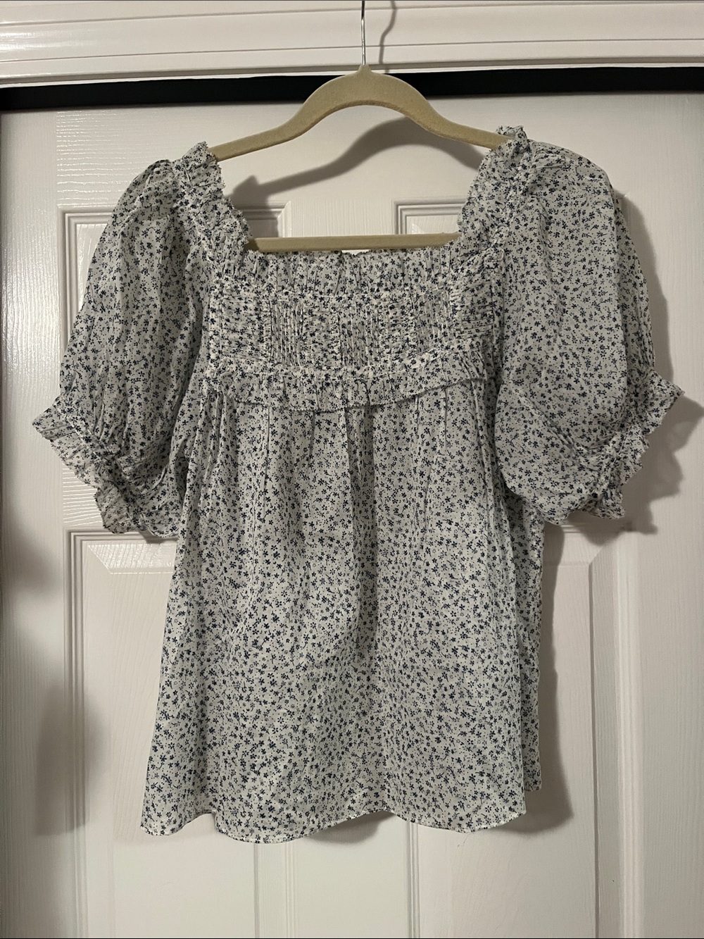 White Floral Puff Sleeve Smocked Peasant Top - Picture 5 of 7
